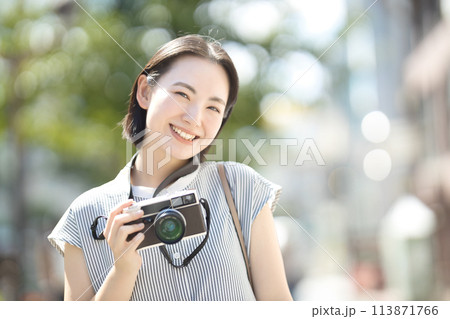 カメラ女子　旅行　一人旅　 113871766