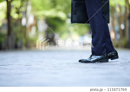 ビジネスイメージ スーツを着た男性の足元 ビジネスイメージ スーツを着た男性の足元 113871769