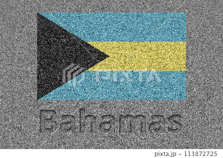 石板の上に描かれたバハマの国旗と、掘ったような「Bahamas」の文字  113872725