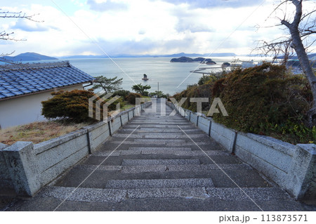小豆島 富丘八幡神社から眺めるエンジェルロード 小豆島 富丘八幡神社から眺めるエンジェルロード 113873571