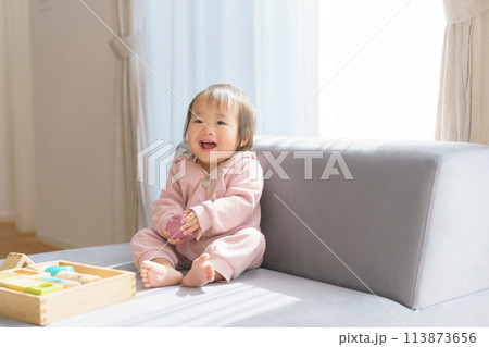 積み木で遊ぶ赤ちゃん 113873656