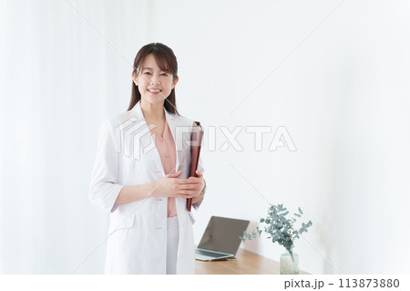 笑顔の女性医師 113873880