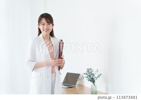 笑顔の女性医師 113873881