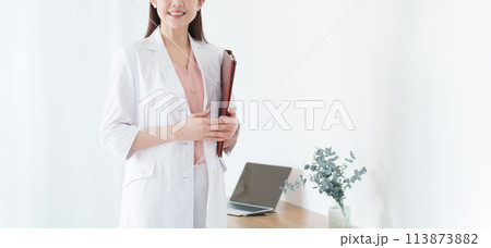 笑顔の女性医師 笑顔の女性医師 113873882