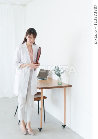 笑顔の女性医師 笑顔の女性医師 113873887