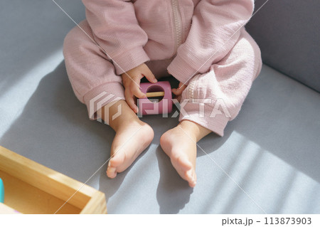 ソファに座る赤ちゃんのボディパーツ 113873903