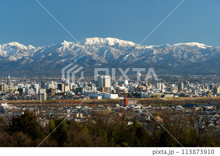 呉羽山展望台から富山市街地と薬師岳雪景色 113873910