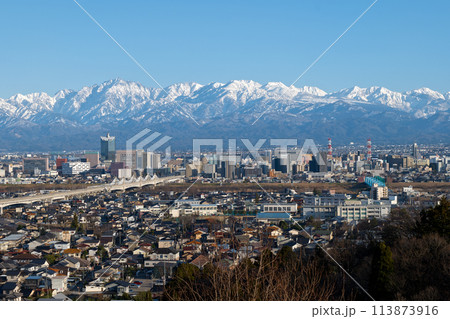 呉羽山展望台から富山市街地と雪の立山連峰 呉羽山展望台から富山市街地と雪の立山連峰 113873916
