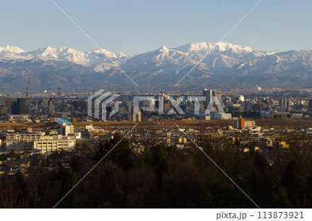 呉羽山展望台から夕景富山市街地と北アルプス薬師岳一望 113873921