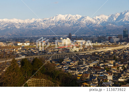 呉羽山展望台から夕景富山市街地と冠雪の毛勝山一望 113873922