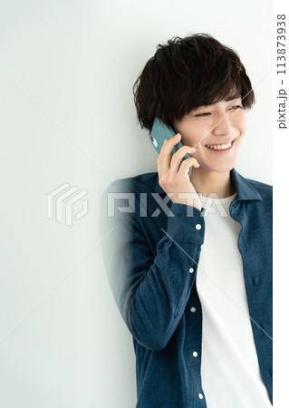 電話をする男性 113873938
