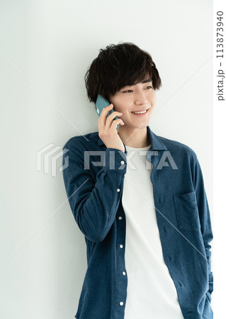 電話をする男性 113873940