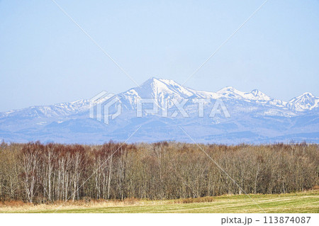 青空と標津第一しべつ展望パーキングから見た武佐岳と知床連山 113874087
