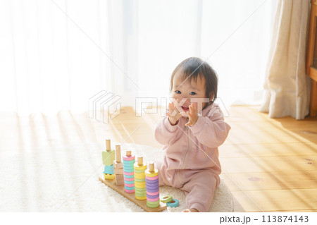 積み木で遊ぶ赤ちゃん 113874143