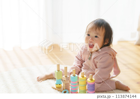 積み木で遊ぶ赤ちゃん 113874144