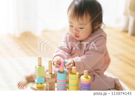 積み木で遊ぶ赤ちゃん 積み木で遊ぶ赤ちゃん 113874145