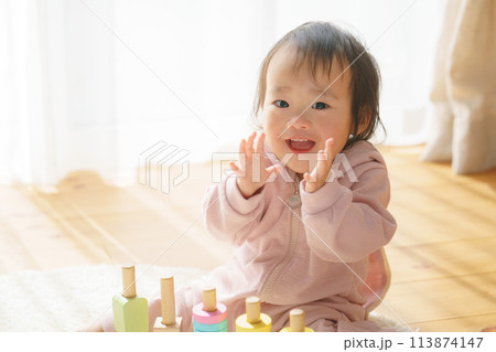 積み木で遊ぶ赤ちゃん 113874147