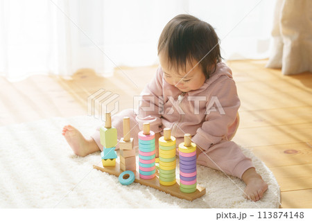 積み木で遊ぶ赤ちゃん 113874148