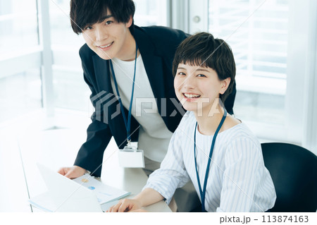 パソコンに向かう会社員 パソコンに向かう会社員 113874163