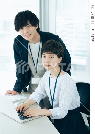 パソコンに向かう会社員 パソコンに向かう会社員 113874175