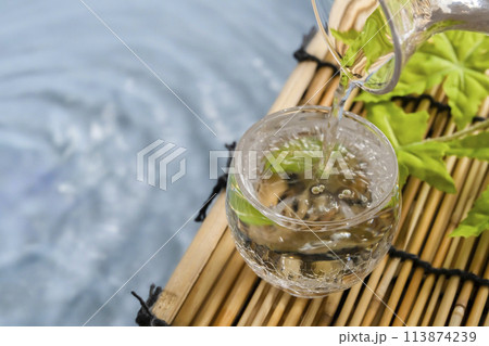 冷酒　水辺　せせらぎ　酒を注ぐ 113874239