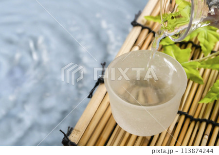 冷酒 水辺 せせらぎ 酒を注ぐ 冷酒 水辺 せせらぎ 酒を注ぐ 113874244