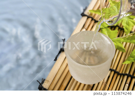 冷酒 水辺 せせらぎ 酒を注ぐ 冷酒 水辺 せせらぎ 酒を注ぐ 113874246