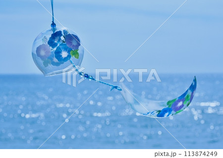 夏の海の風に吹かれて心地よい音色を出すアサガオ柄のガラス風鈴 113874249