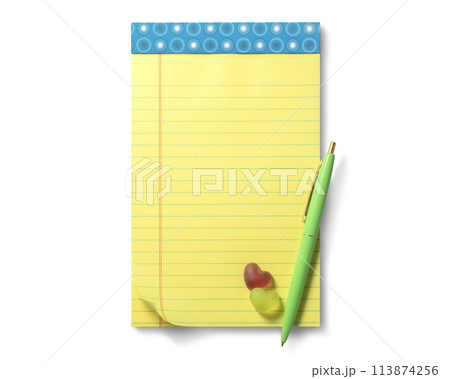 カラフルなメモパッドとボールペン。添えられたグミ 113874256