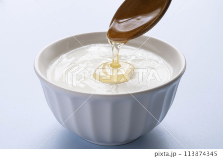 大豆ヨーグルト　豆乳ヨーグルト　スプーンで蜂蜜をかける 113874345