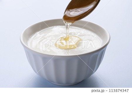 大豆ヨーグルト　豆乳ヨーグルト　スプーンで蜂蜜をかける 113874347