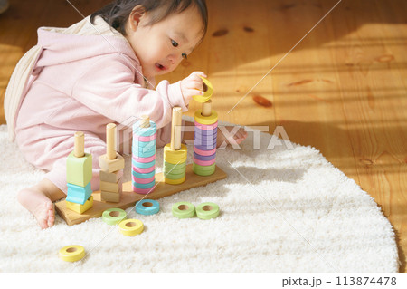 おもちゃで遊ぶ赤ちゃん おもちゃで遊ぶ赤ちゃん 113874478