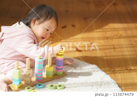 おもちゃで遊ぶ赤ちゃん おもちゃで遊ぶ赤ちゃん 113874479