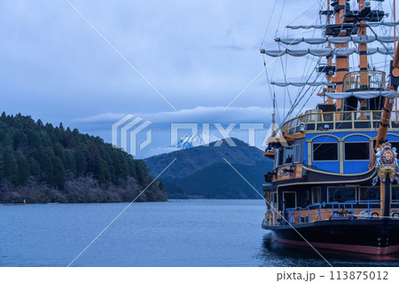 芦ノ湖で見た富士山と遊覧船のコラボ情景 芦ノ湖で見た富士山と遊覧船のコラボ情景 113875012