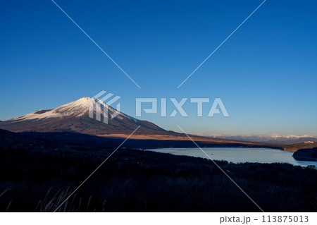展望台から見た朝日を浴びて輝く富士山と山中湖のコラボ情景 113875013