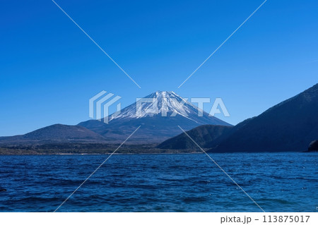 本栖湖畔からみた青空バックの富士山の絶景 本栖湖畔からみた青空バックの富士山の絶景 113875017