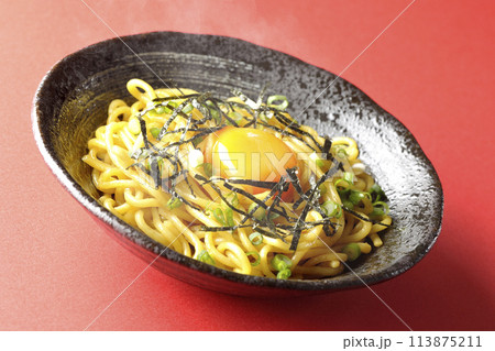 卵黄、刻み海苔、小ねぎが乗った熱々油そば 113875211