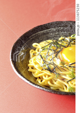 卵黄、刻み海苔、小ねぎが乗った熱々油そば 卵黄、刻み海苔、小ねぎが乗った熱々油そば 113875230