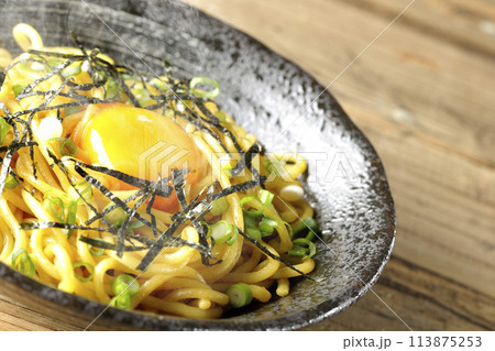 卵黄、刻み海苔、小ねぎが乗った熱々油そば 113875253