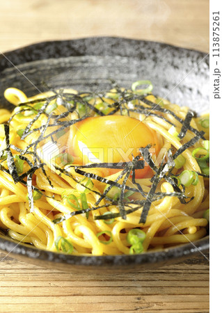 卵黄、刻み海苔、小ねぎが乗った熱々油そば 113875261