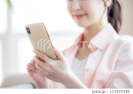 女性 スマホ 検索 女性 スマホ 検索 113875346