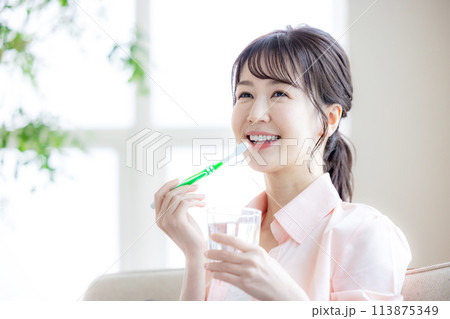 歯 女性 パーツ 歯 女性 パーツ 113875349
