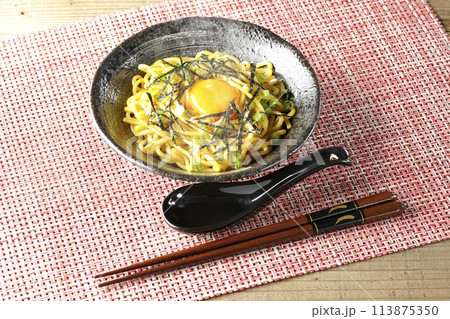 卵黄、刻み海苔、小ねぎが乗った熱々油そば 113875350