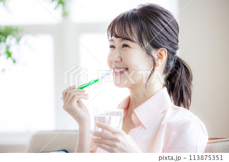 歯 女性 パーツ 歯 女性 パーツ 113875351