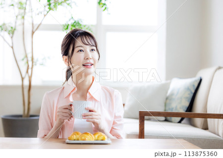 女性　朝食　パン 113875360
