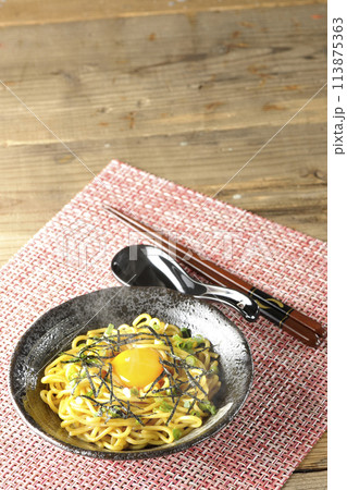 卵黄、刻み海苔、小ねぎが乗った熱々油そば 113875363