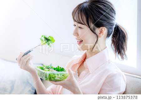 サラダを食べる女性 サラダを食べる女性 113875378