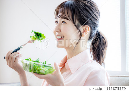 サラダを食べる女性 113875379