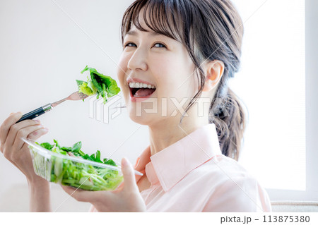サラダを食べる女性 サラダを食べる女性 113875380