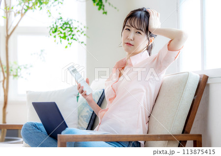 女性 電卓 困る 女性 電卓 困る 113875415